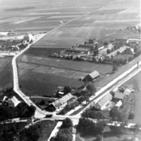 Hochbrück mit Pension Lankes, im Hintergrund Munitionslager